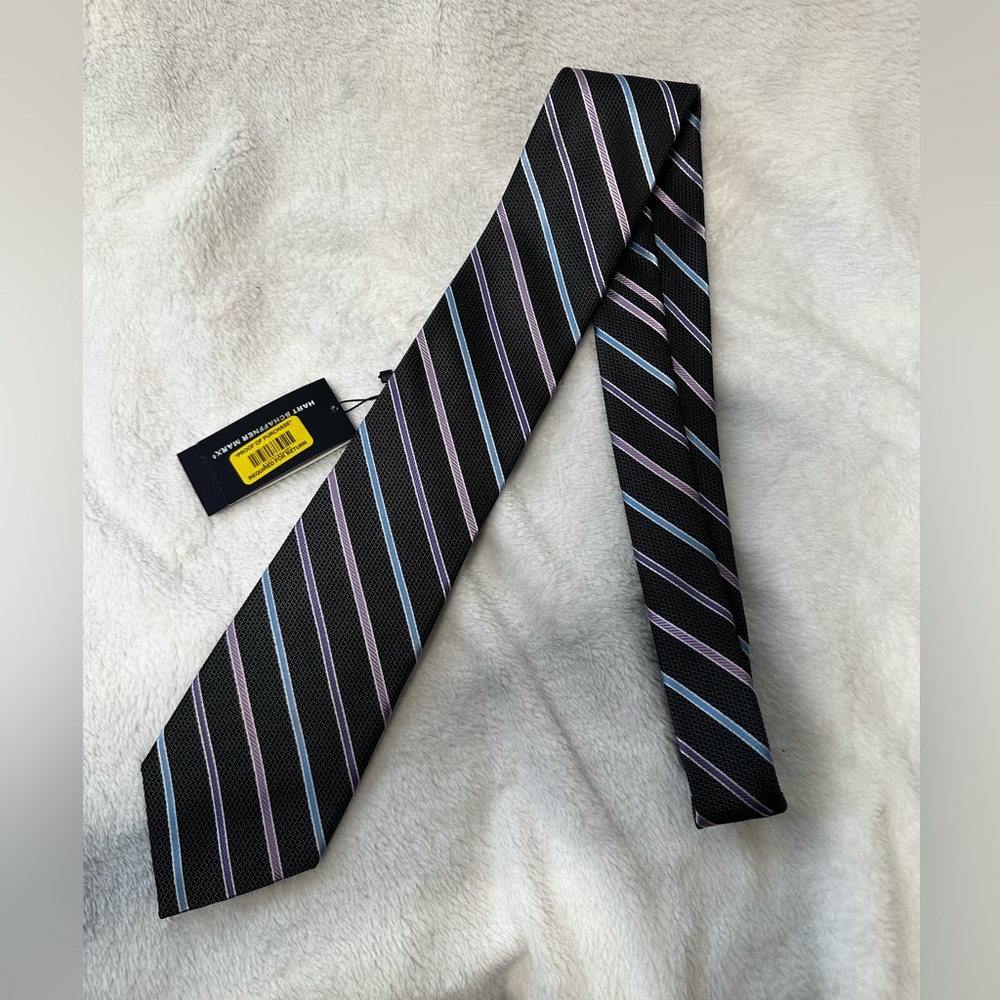 Hart Schaffner Marx branded necktie, crafted from 100% silk